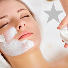 eine Frau mit einer Maske im Gesicht