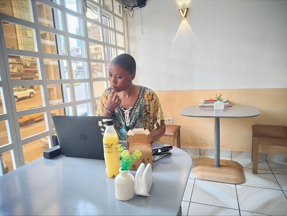 Aziza Nemb à La Station à Vitamines à Yaoundé