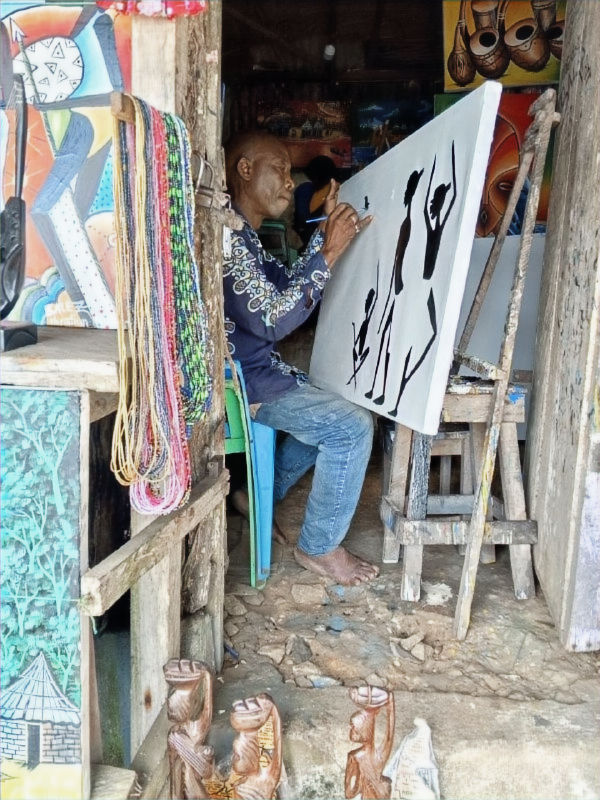 Le peintre Balez Ibrahim dans son atelier