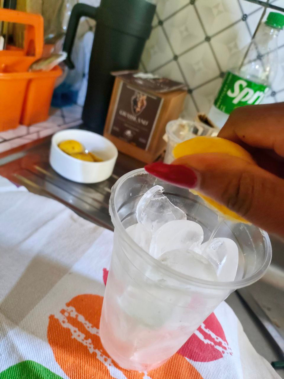 Mojito Coffee : mettre des glaçons de la Sprite et du citron