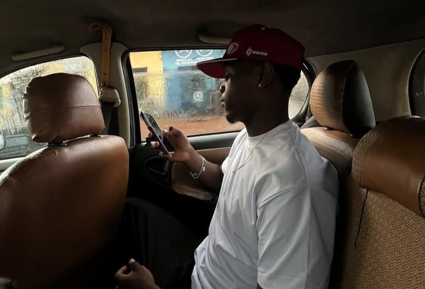 Jeune Camerounais en route pour le Majestic Cinéma