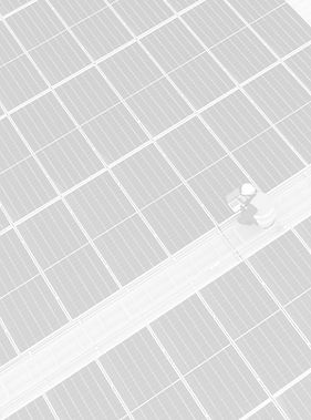 Operaio che sistema il fotovoltaico