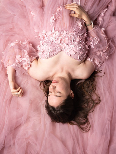Découvrez cette séance photo grossesse réalisée à Suze-la-Rousse, dans la Drôme. Des portraits naturels et intemporels pour immortaliser l'attente de bébé dans un cadre authentique.