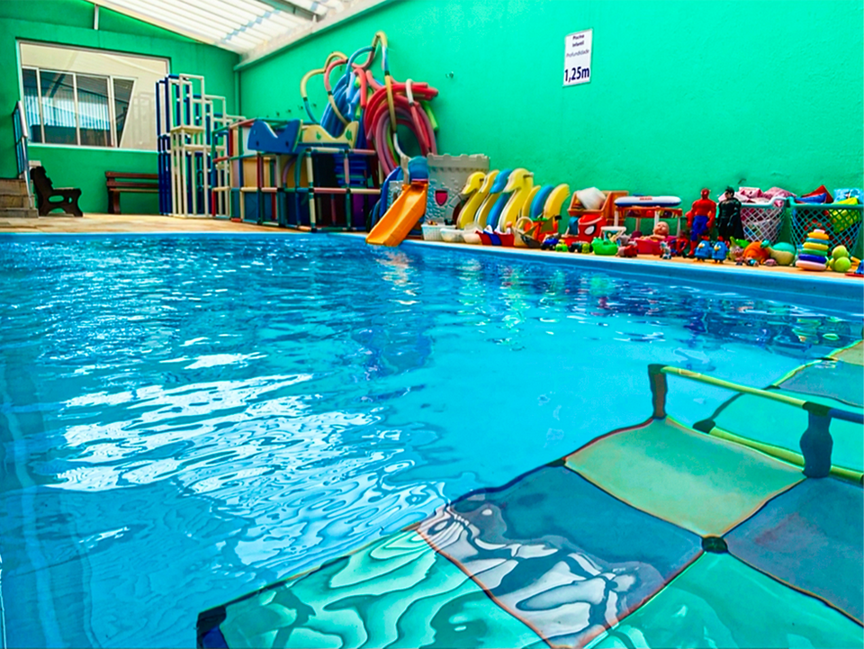 Piscina aquecida interna para crianças