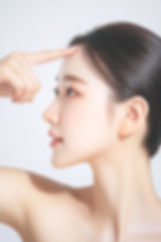 女孩用食指展示髮際線介紹 Le Camellia Beauty 半永久美妝 仿真髮際線改善脫髮的問題