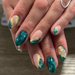 Dyb emeraldgrøn marmornegle med gulddetaljer