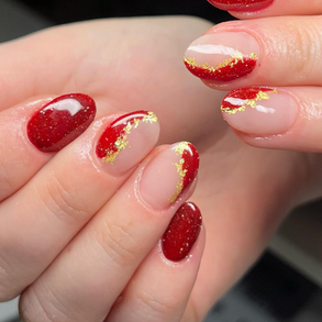 Røde negle med en snert af glitter og folie 