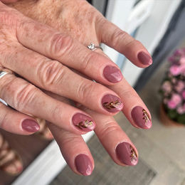 Smuk helfarve med brune blade