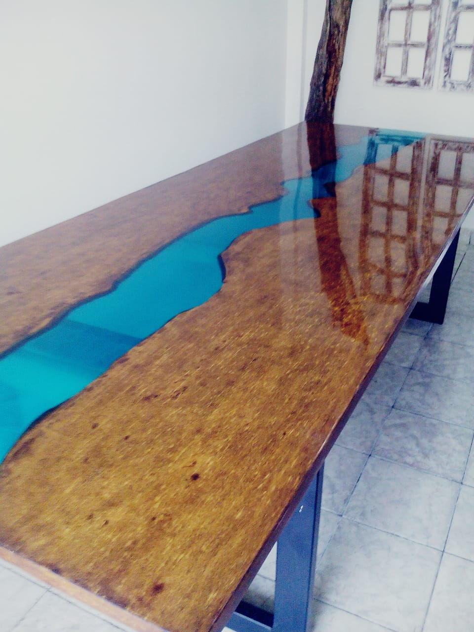 Mesa de madeira maciça com rio de resina azul no meio