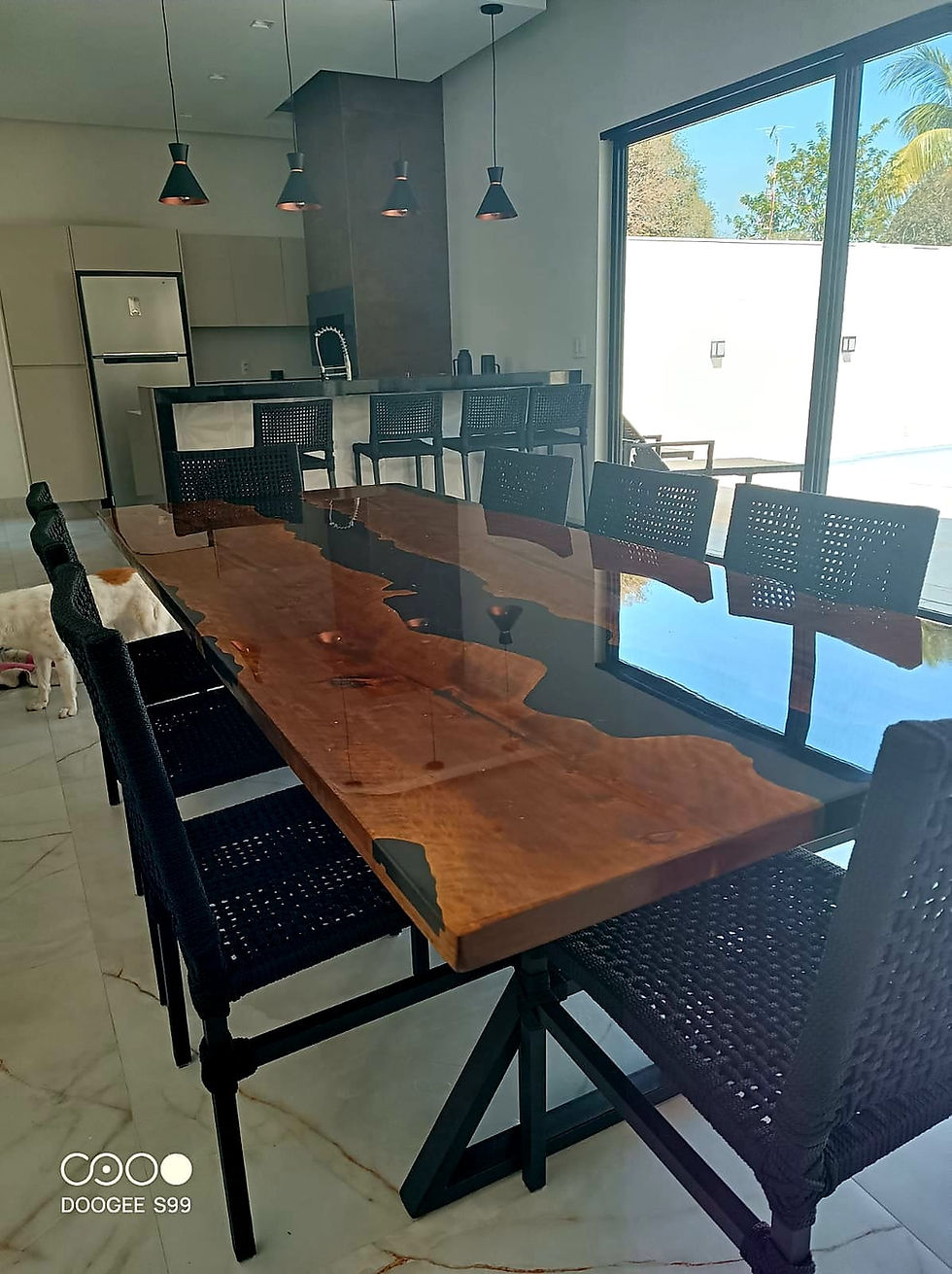 Miniatura: Mesa de jantar de madeira com rio de resina preta no meio, cadeiras ao redor,