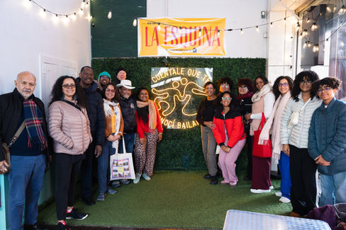 Foto grupal del equipo de Cumbre Afro e invitados en La Esquina.
