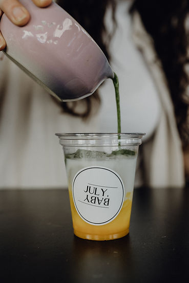 Health Bar mit Matcha Latte im JULY BABY Pilates Studio Frankfurt