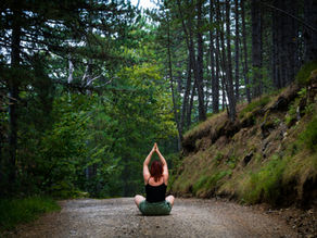 Yoga gegen Stress fördert deine Fähigkeit sich zu entspannen.