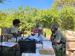 Dois fiscais do Parque Nacional de Magoé com a MWA