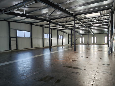 À louer – Halle industrielle de 470 m² à Lucens (VD), idéalement située en bordure de la route de Berne.