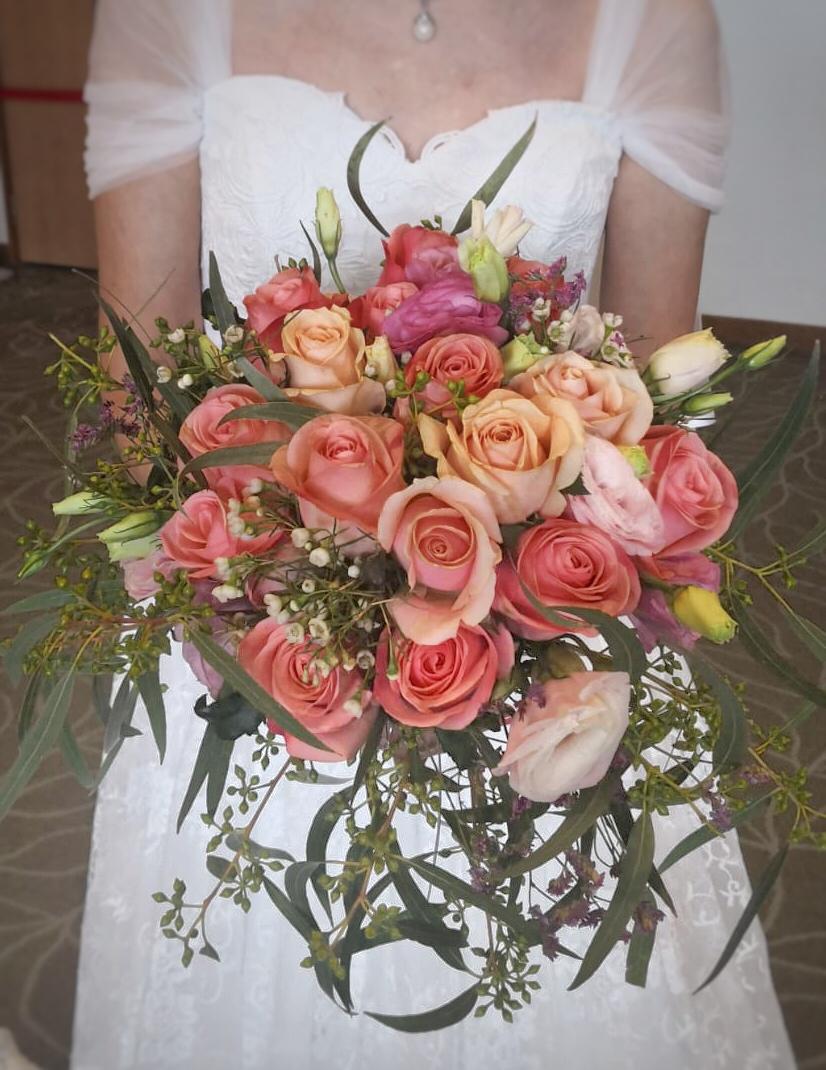 Vicky's Bouquet w Bride (3)