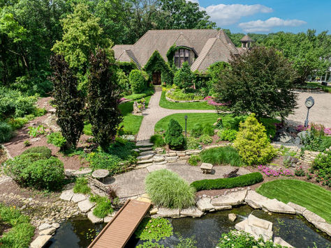 Our Top 5 Favorite Historic Mansions and Beautiful Estates in the Chicagoland Suburbs for Weddings and Events