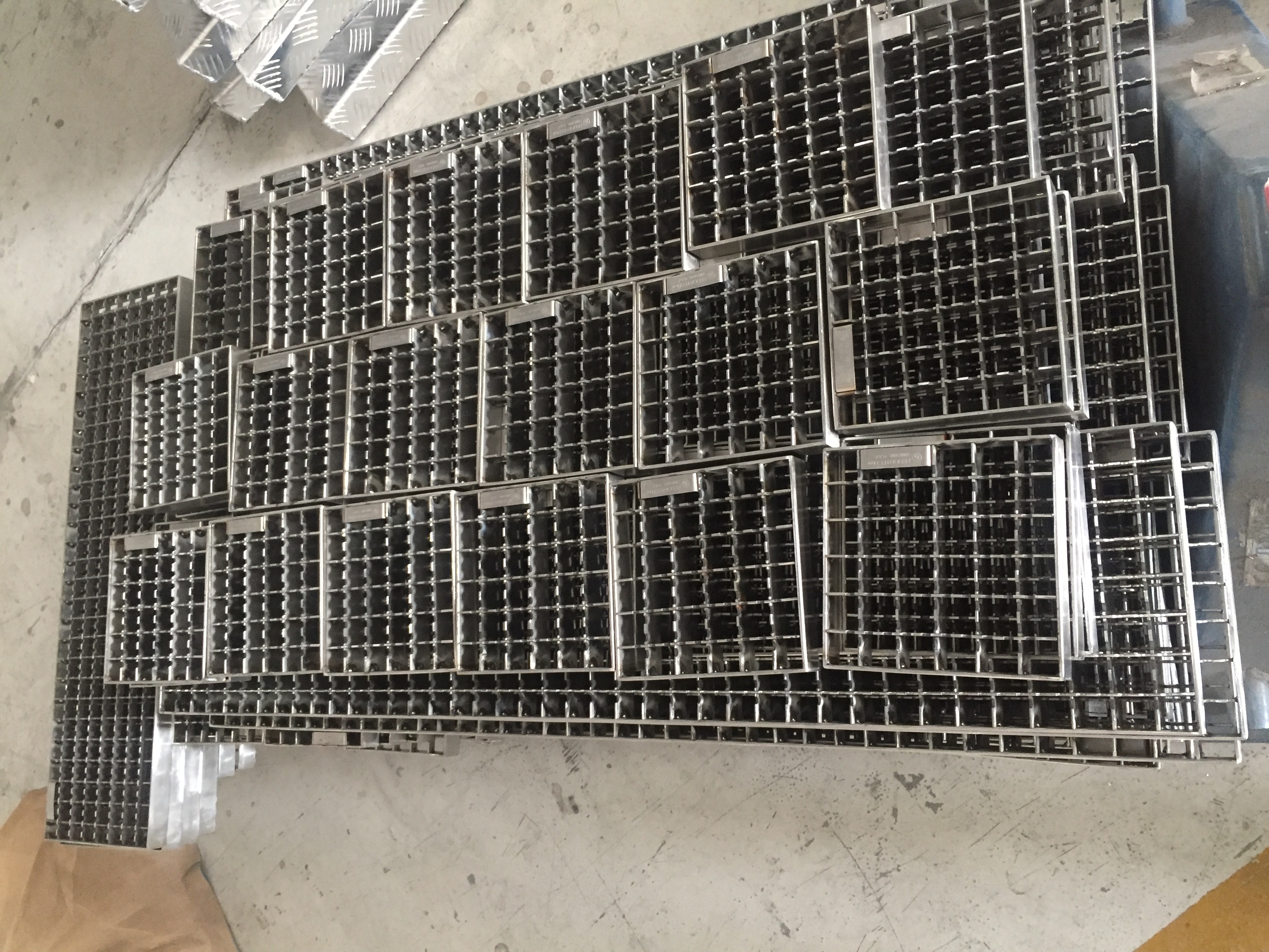 Stainless Steel Grating Suppliers in UAE Linear Shower Drains,Gullies