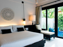 Moderner Zimmerservice: Hotelgast nutzt App im Zimmer mit Pool