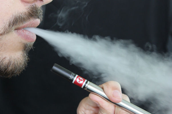 Informe de Estados Unidos señala que los cigarrillos electrónicos son peligrosos para los jóvenes