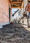 Realizace betonu na novostavbě.