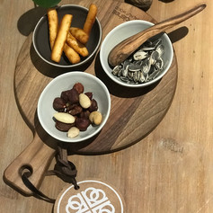 pure walnut serveerplank rond 20cm + 3 minibowls Water (lepeltje excl.)
