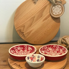purewoodserveerplank rond 25cm + 2 schaaltjes Flo rood + 1 minibowl wit