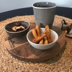 pure walnut serveerplank rond 20cm + 2 minibowls + mok 7cm Water