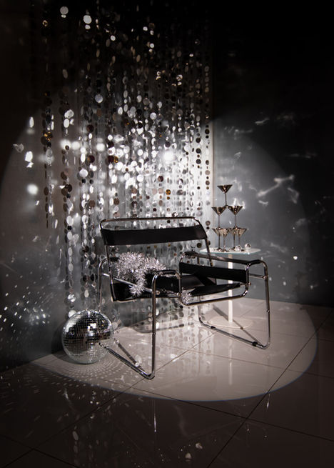 Glamour scenografia na metalowej ścianie z lustrzanymi kulami, błyszczącą kurtyną i refleksami światła w studiu ONEGOG Creative Space