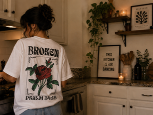 Broken tee, Psalm 34:18