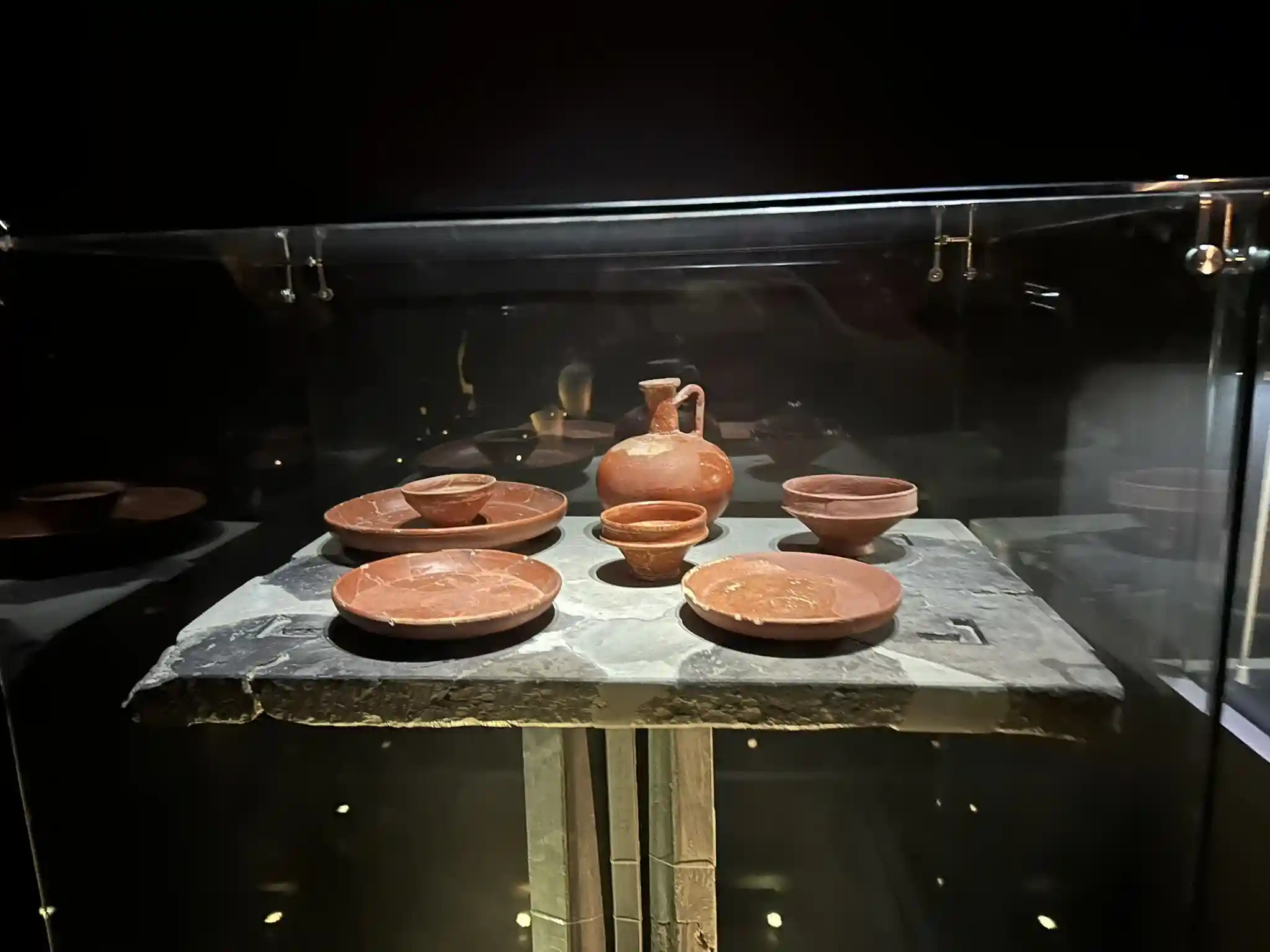 Масада. Тарелки и кувшины найденые на раскопках.