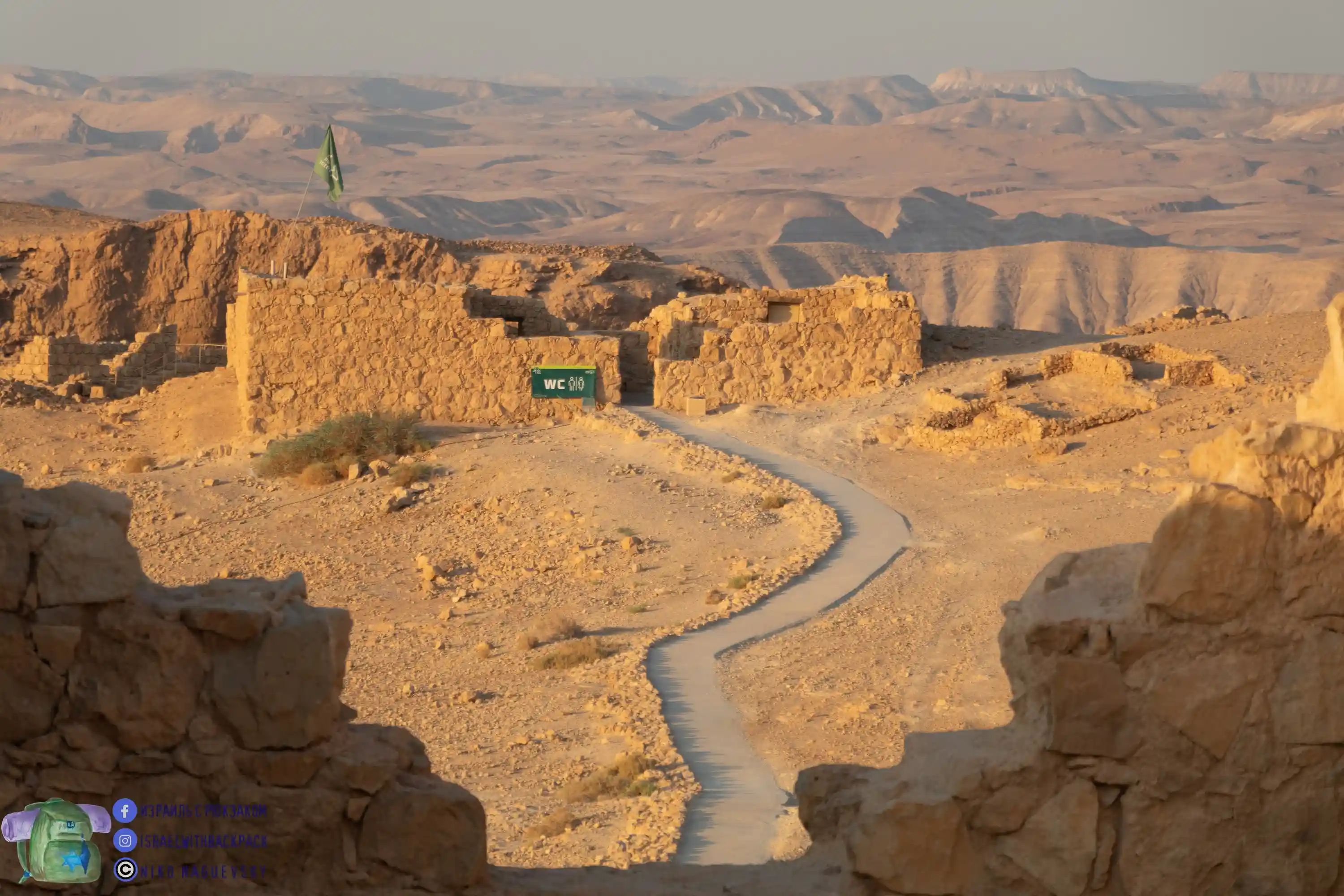 Масада. Узкая тропинка к древним развалинам в пустыне.