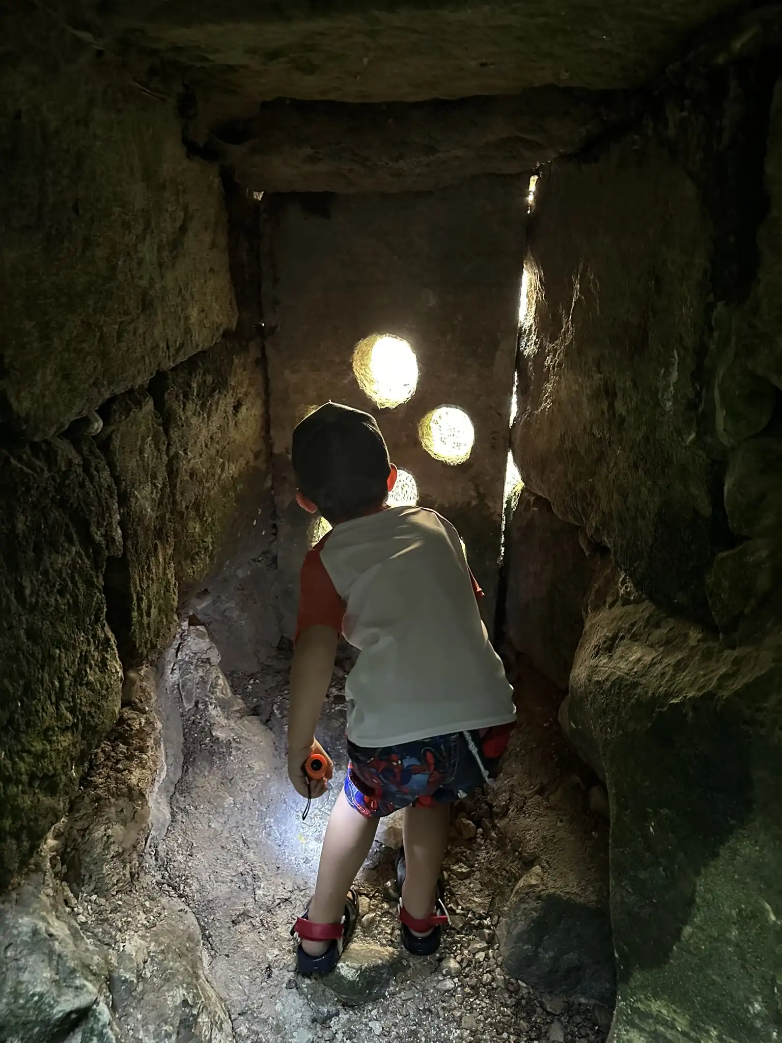 мальчик смотрит в отверстие в подземелье