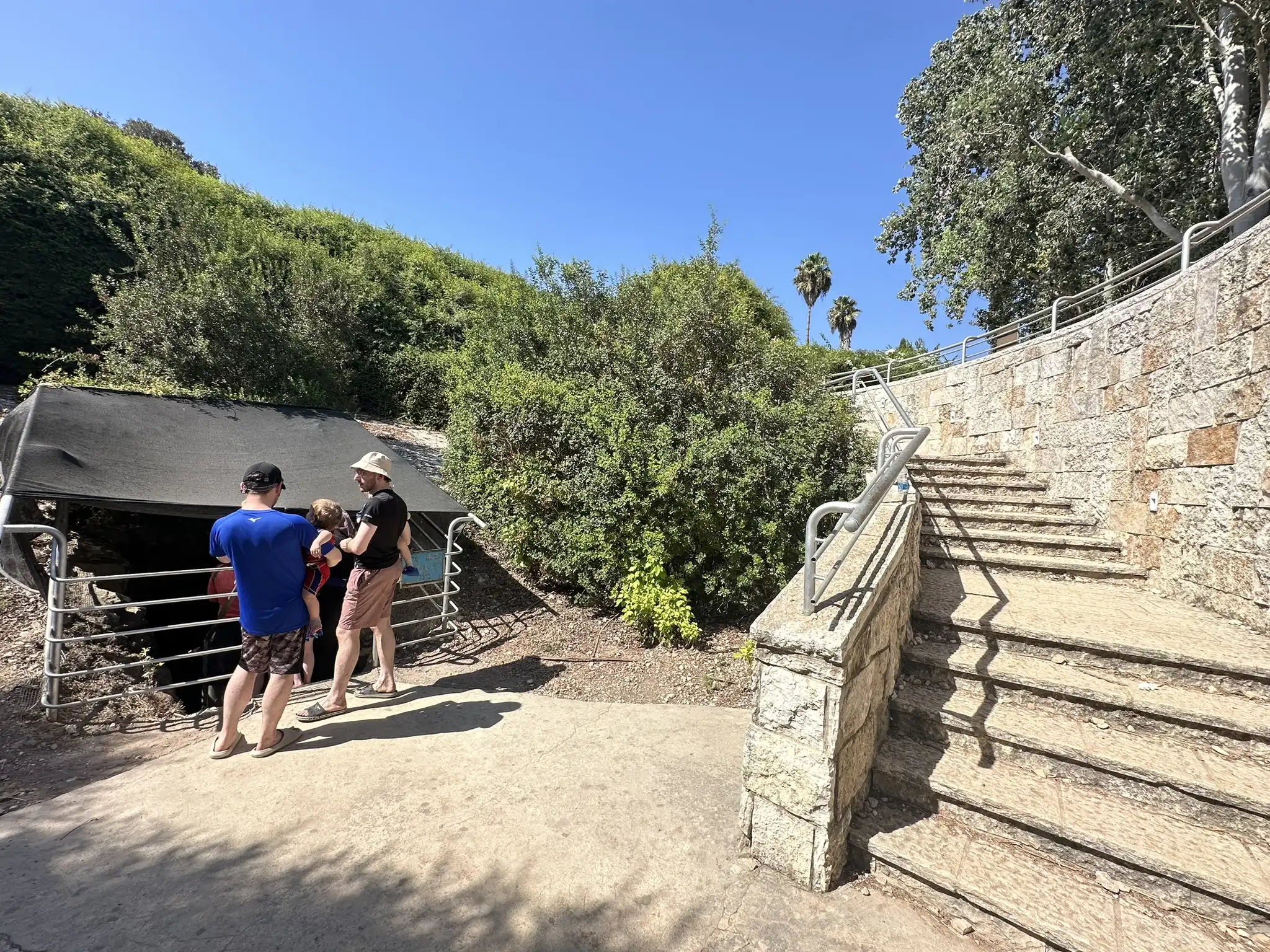 туристы у входа в подземелье