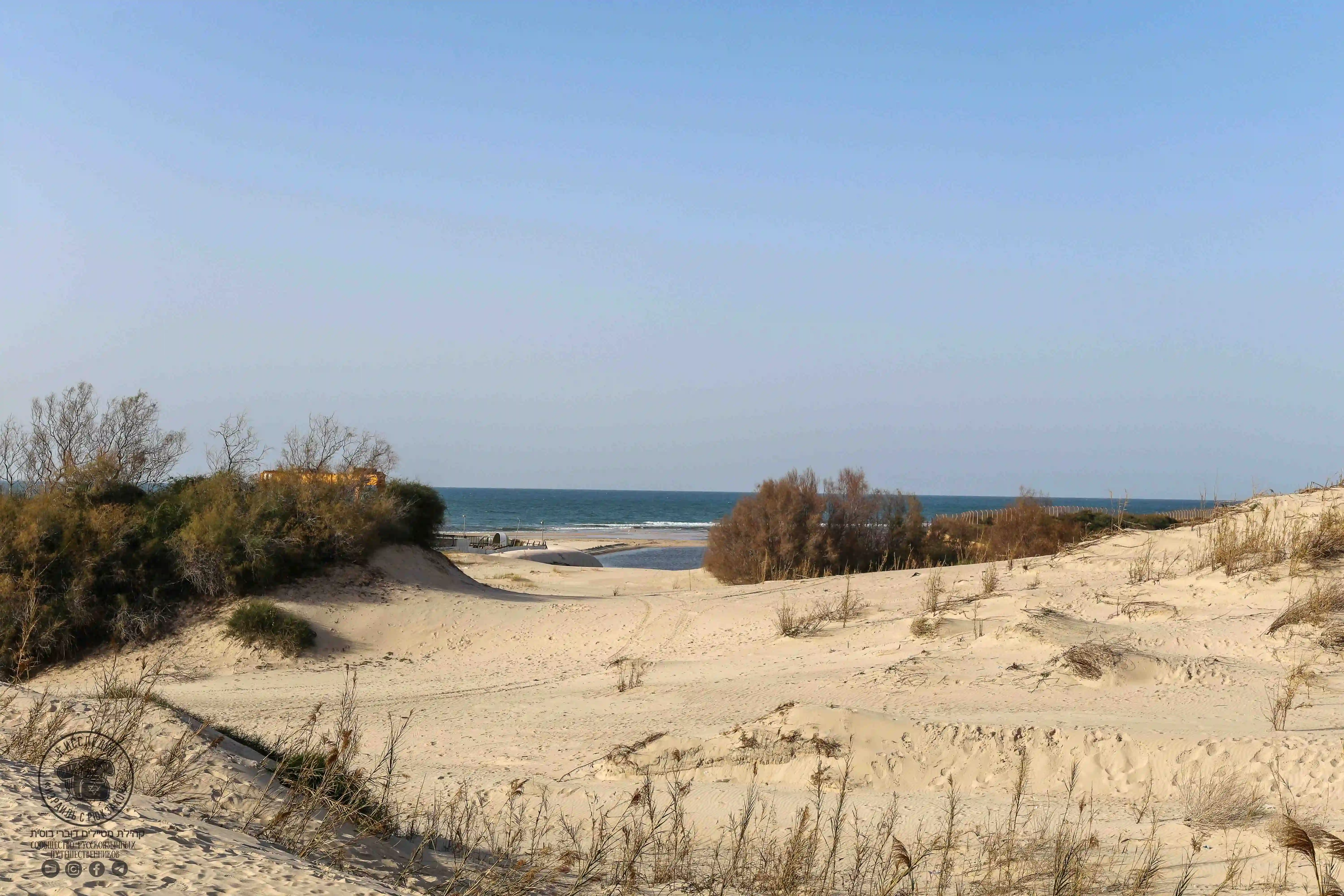 вид с песчаного берега на море