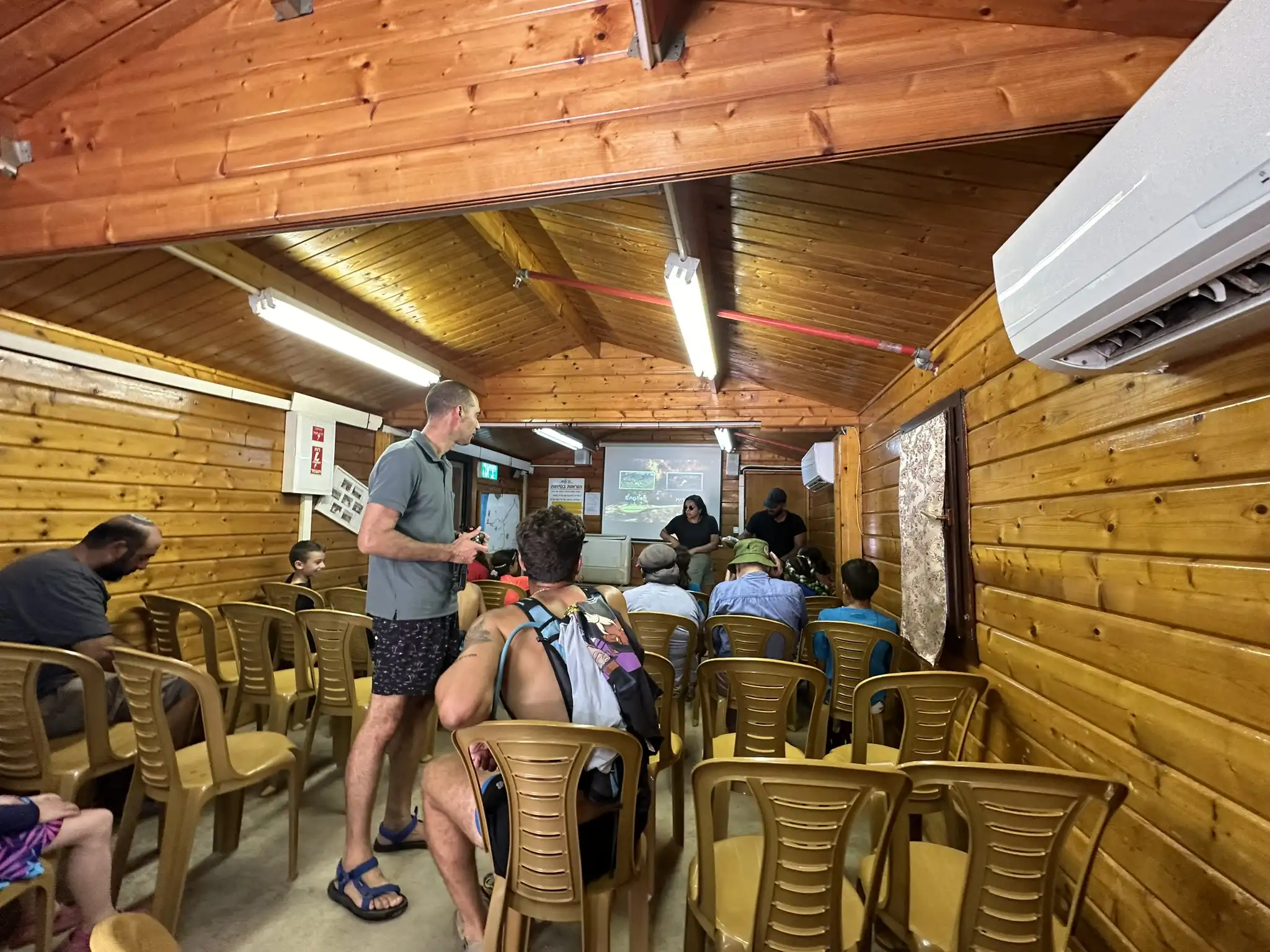 группа туристов в деревянном домике