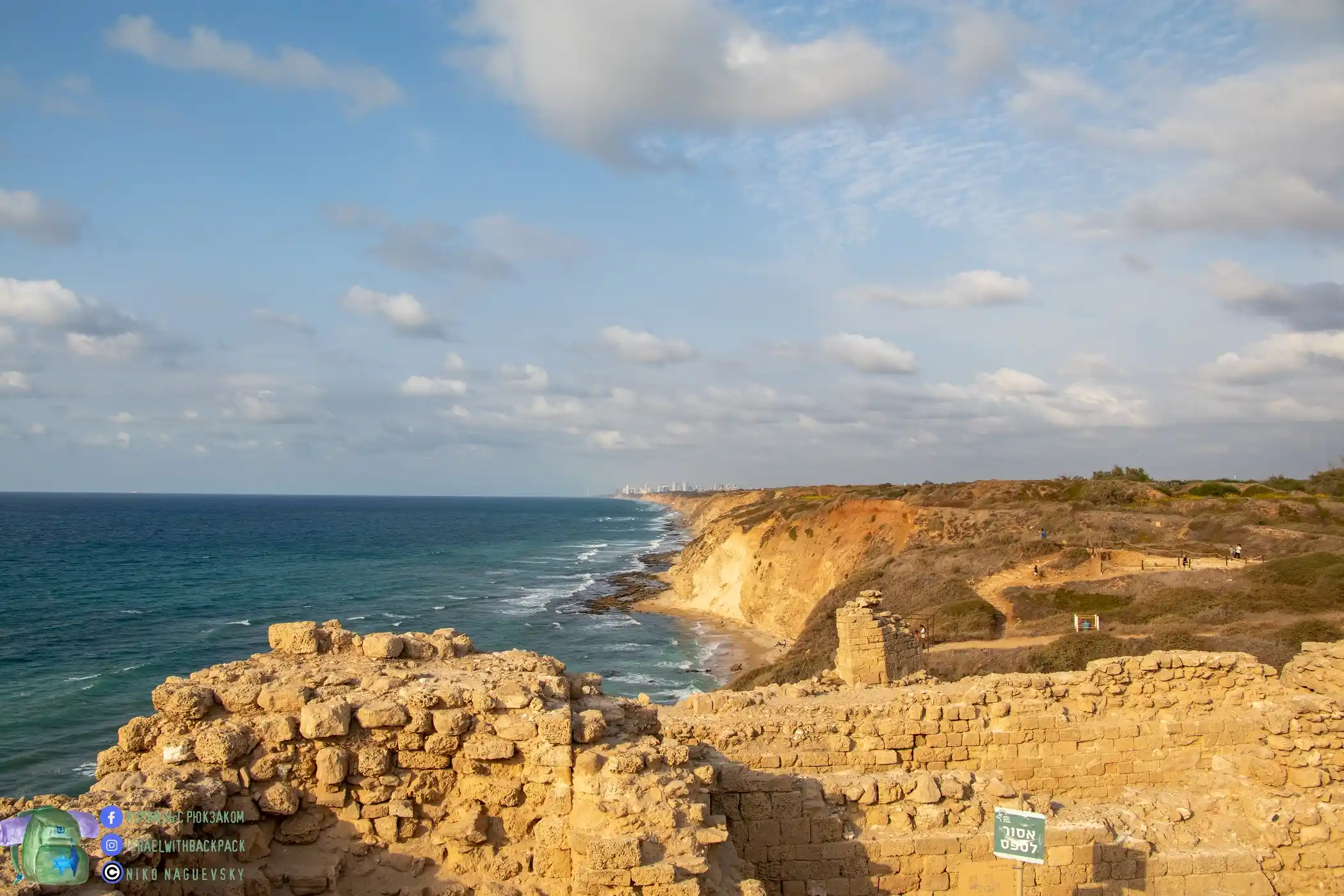 вид на море и руины