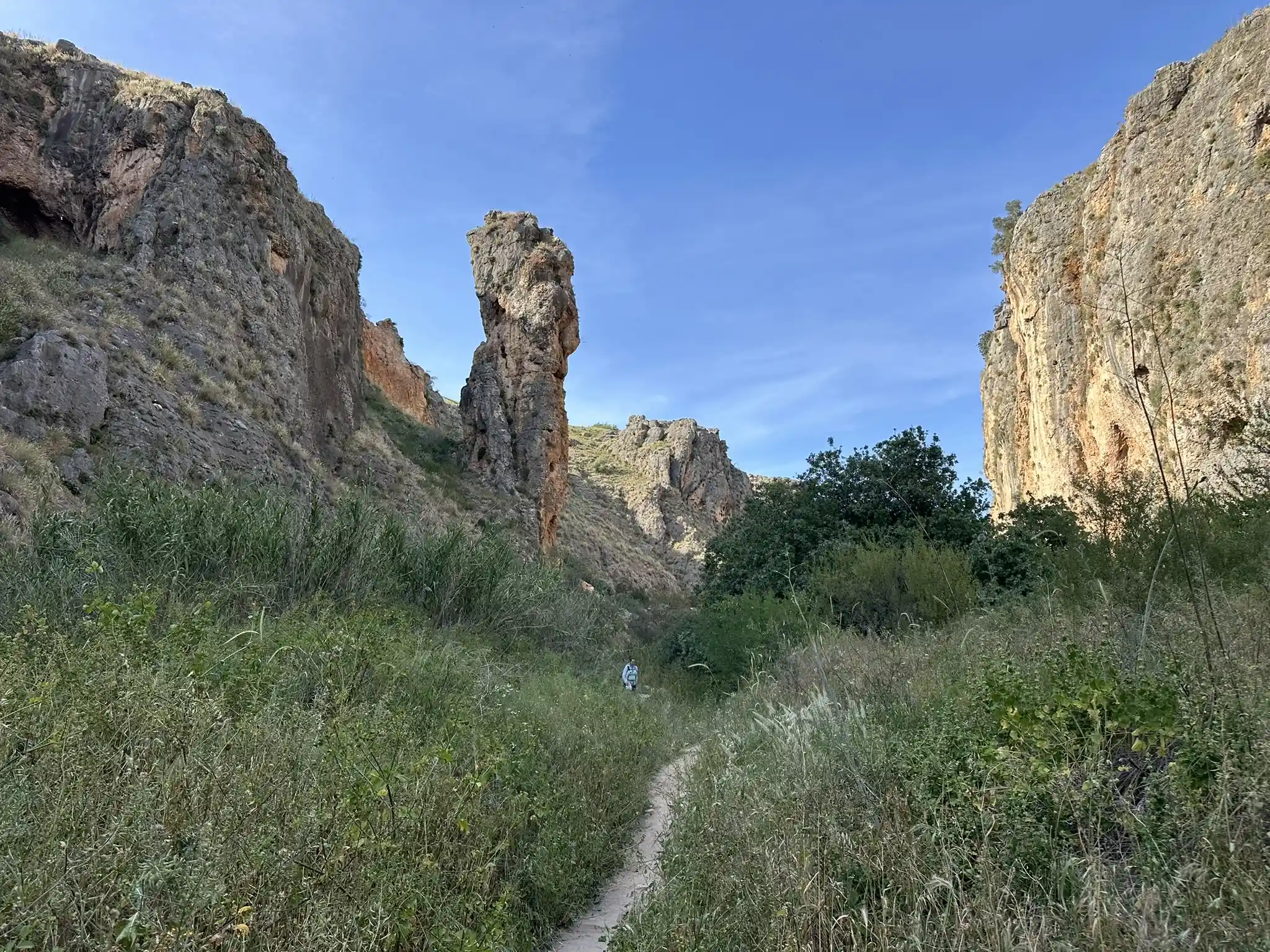 вид на скальное образование в виде столба