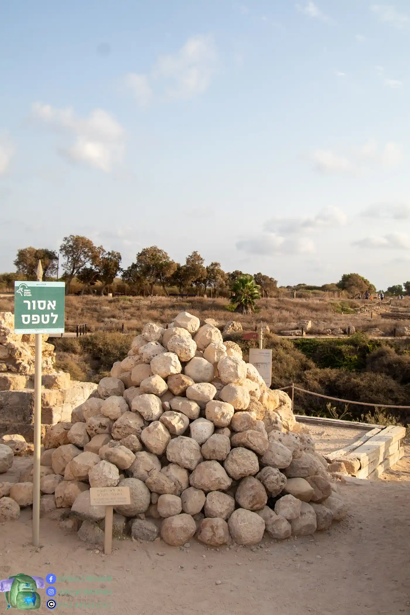 груда круглых камней