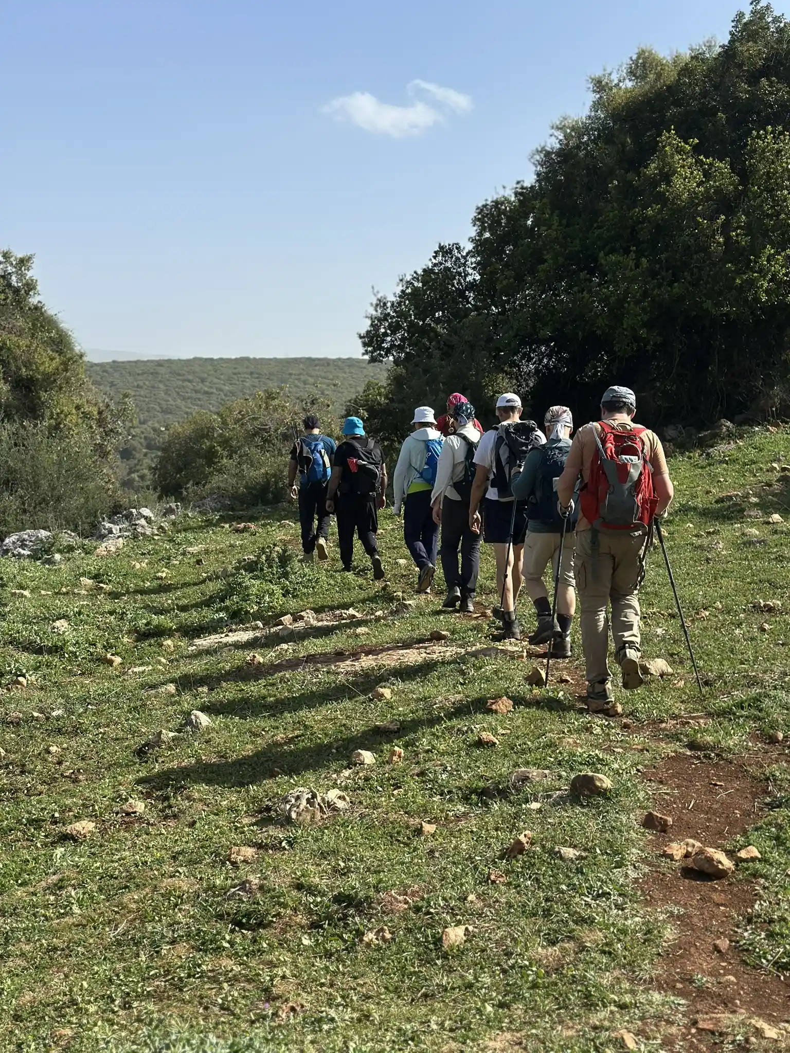 туристы идут по тропе