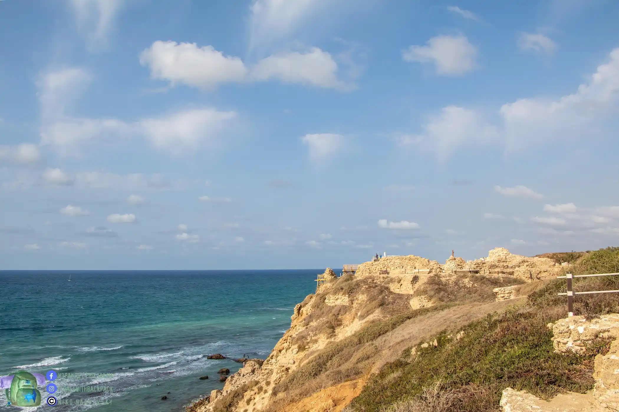 вид на руины и море