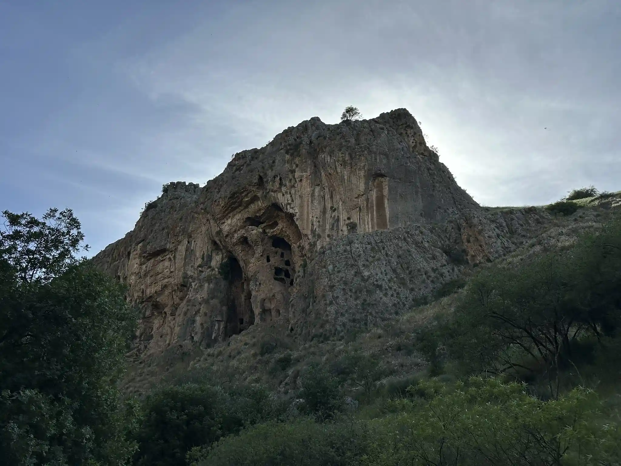 пещера на отроге скалы