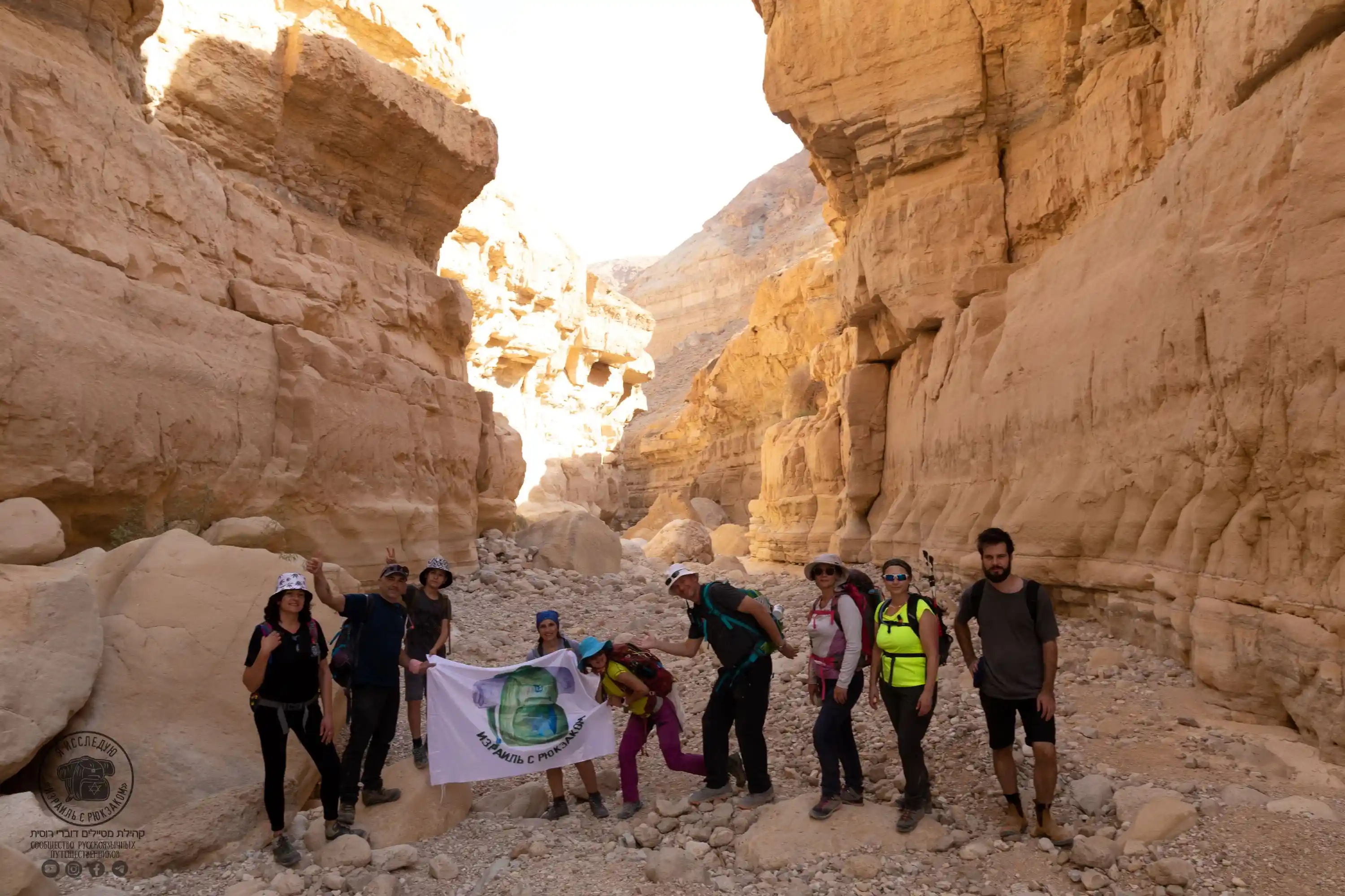 туристы фотографируются в ущелье 