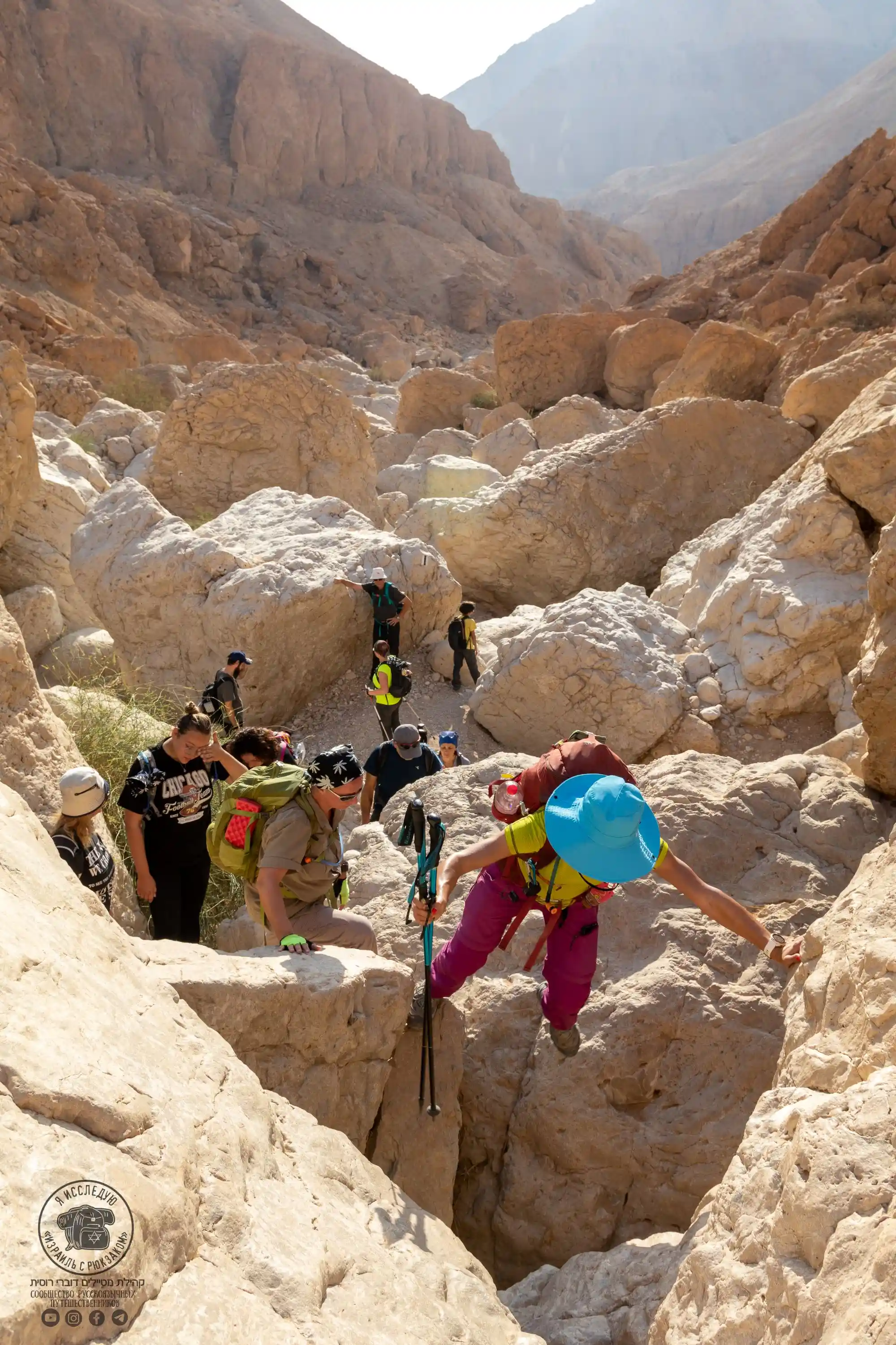 туристы карабкаются по камням