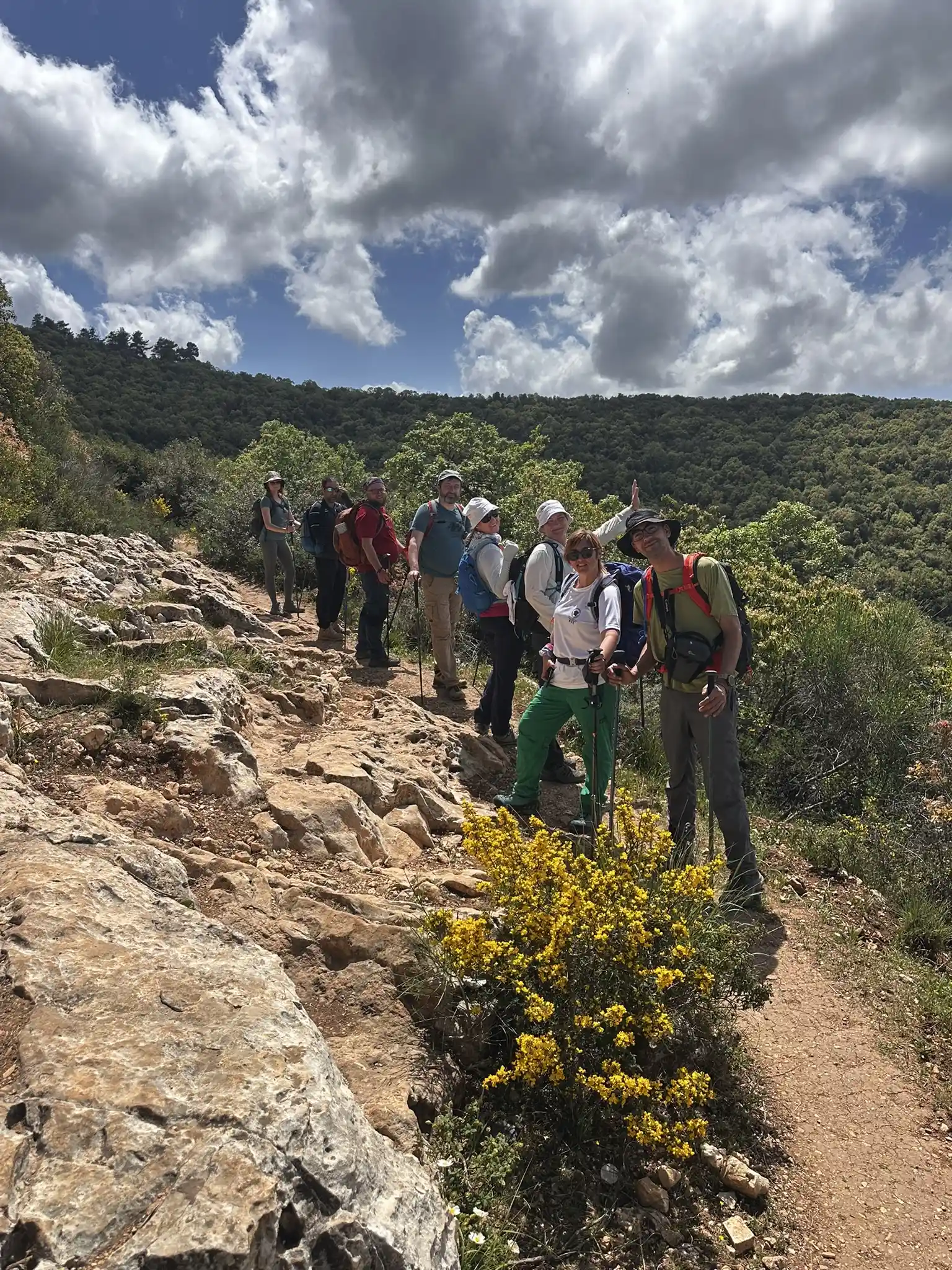 группа туристов позирует на обрыве