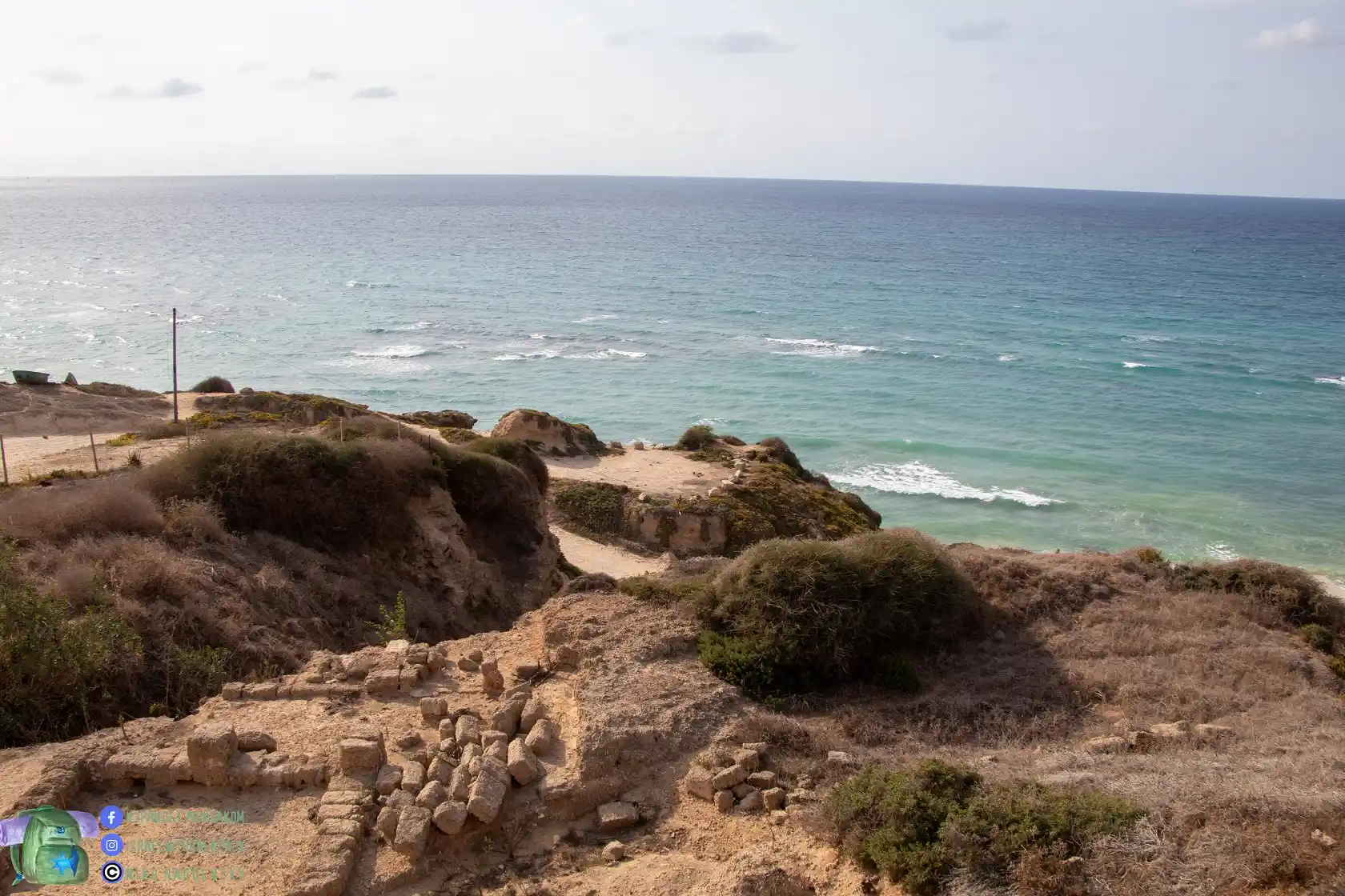 вид на раскопки и море