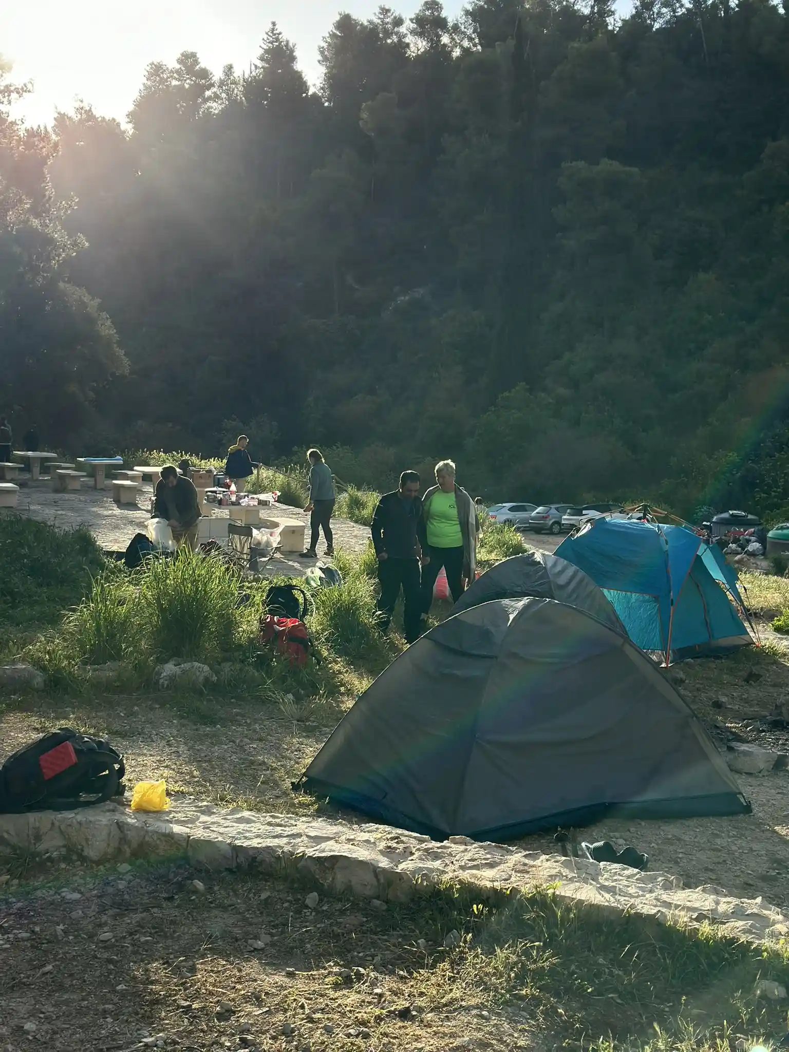 палатки на кемпинге не рассвете