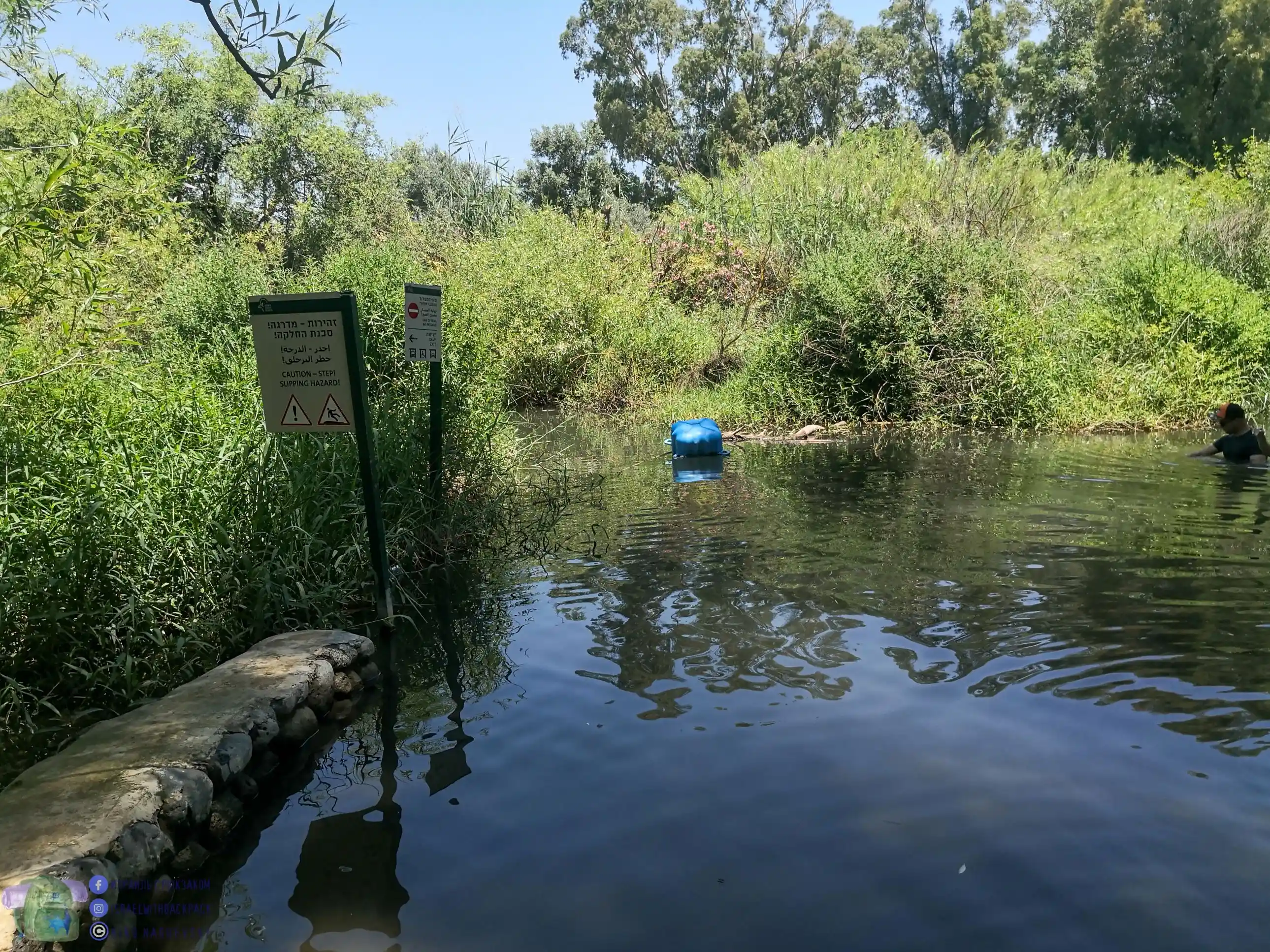 информационный щит в воде