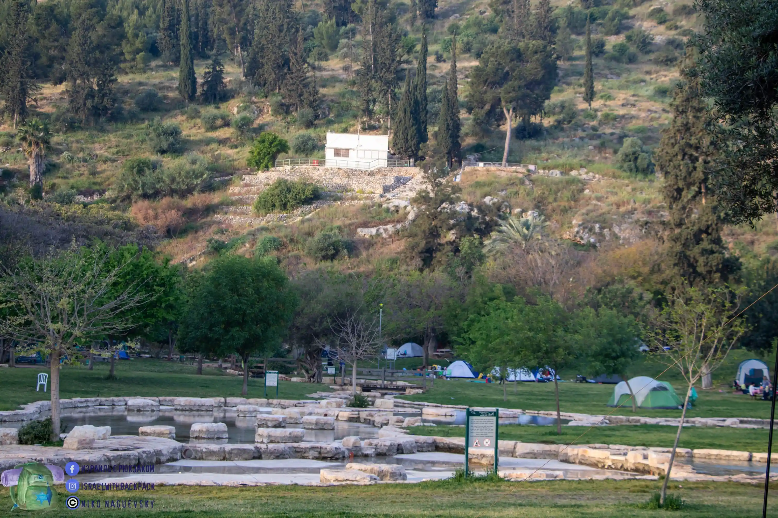 вид на бассейны и кемпинг у подножия горы в Мааян Харод