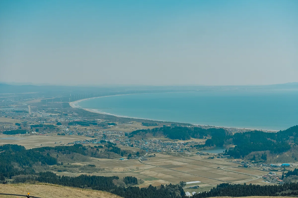 秋田県・男鹿半島の根元にある象徴的な山「寒風山」から見た景色